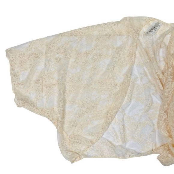 42Pops PLUS Cream Lace Shrug - Picture 2 of 4